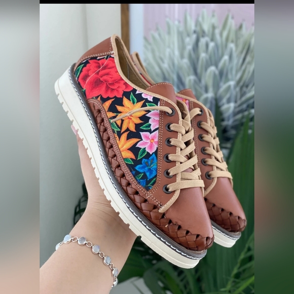 Womens size 9 huraches - Picture 2 of 3